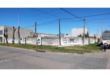 GRAN LOTE EN ESQUINA CON GALPON